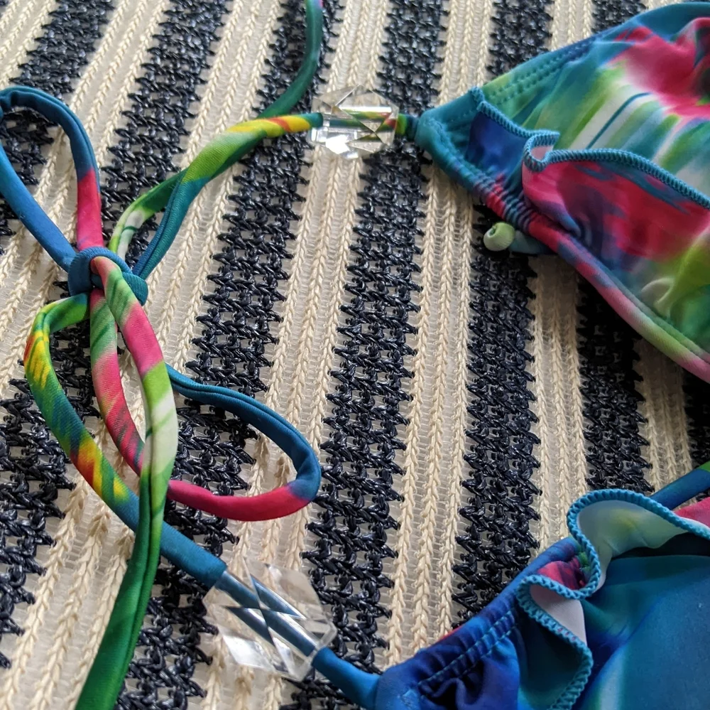 Guess Ruffled Abstract/Multi Triangle Bikini Top, Small - Picture 5 of 9